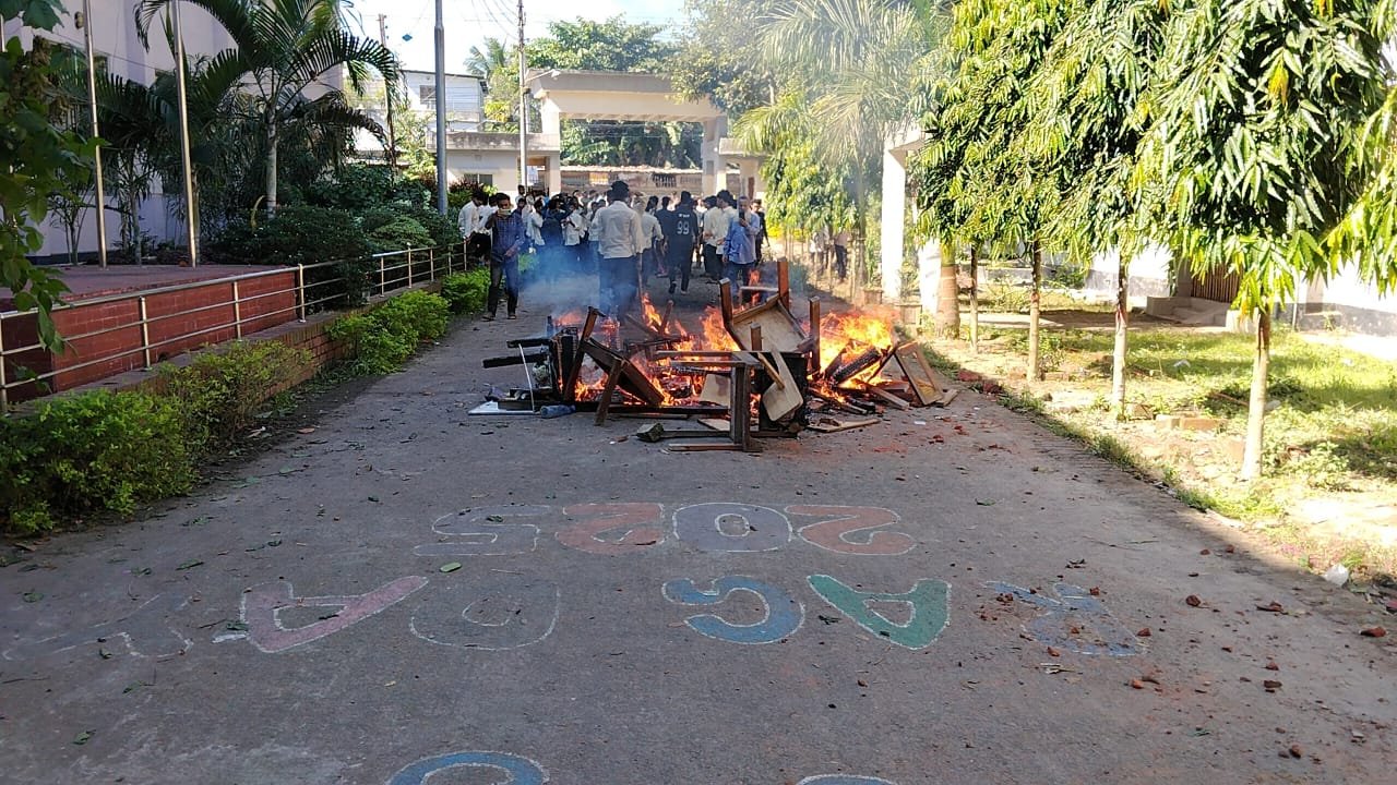 গাইবান্ধায় আইএলএসটি শিক্ষার্থীদের বিক্ষোভ ও ভাংচুর